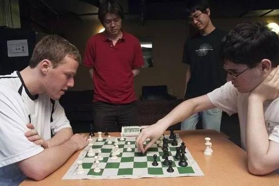 在MIT的学生活动中心总会看见棋手们的身影