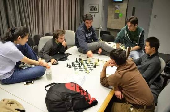 哥伦比亚大学国际象棋代表队在讨论