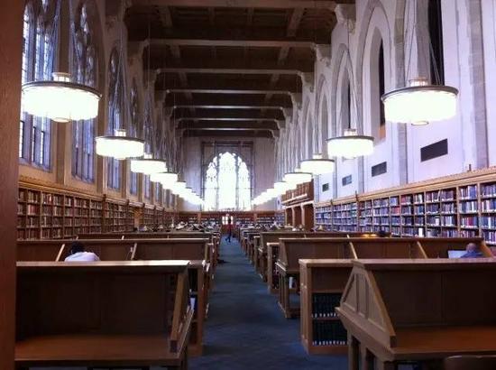 耶鲁大学图书馆是世界上规模第二的大学图书馆，拥有藏书1100万册，其中包括最大的史德林纪念图书馆、Beinecke古籍善本图书馆和法学院图书馆。学校还在纽黑文郊区设立有藏书库，以收藏长久不用的图书。