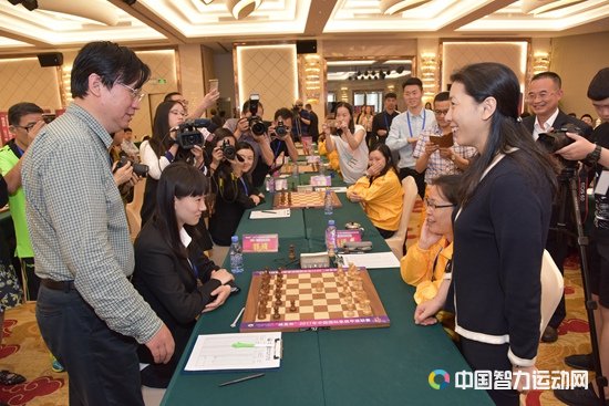 资料图：联赛首轮叶江川和深圳市龙岗区人民政府副区长尚博英为刘适兰VS郭琦的对局开棋