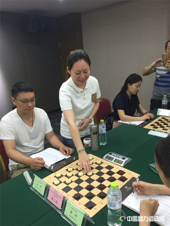 广西社体中心著名象棋运动员为比赛开棋